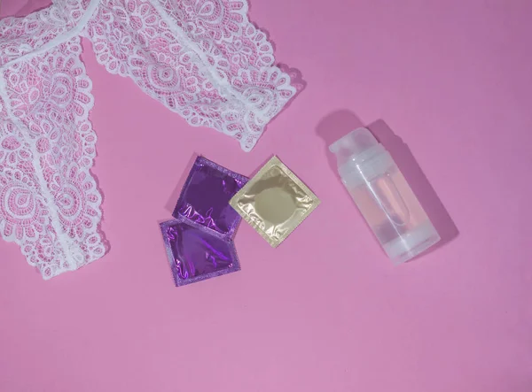 Lubricante Íntimo Sujetador Femenino Sobre Fondo Pastel Condones Gel Íntimo — Foto de Stock