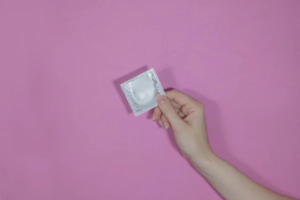 Kondom Tangan Pada Latar Belakang Berwarna Seks Yang Nyaman Seks — Stok Foto