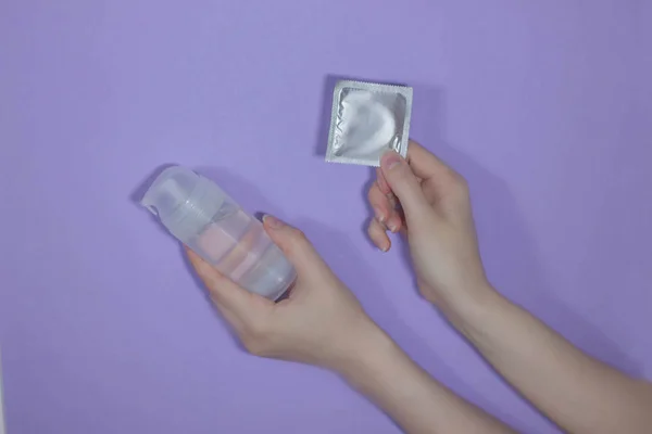 Lubricación Íntima Preservativo Las Manos Sobre Fondo Color Sexo Cómodo — Foto de Stock