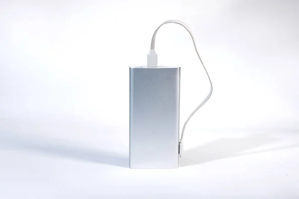 Τράπεζα Δύναμης Για Φόρτιση Κινητών Συσκευών Λευκό Έξυπνο Τηλέφωνο Φορτιστής — Φωτογραφία Αρχείου