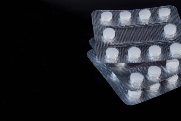 Siyah arka planda homeopatik haplar. Alternatif Homeopati ilaç şifalı bitkiler, sağlık sigortası ve hap konsepti. Flatlay. metin için kopyalama alanı. 