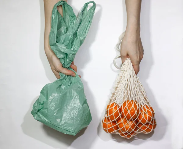 Mandarinas Una Bolsa Hilo Una Bolsa Plástico Verde Manos Femeninas — Foto de Stock