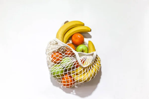 Frutas Frescas Una Bolsa Hilo Producto Ecológico Sobre Fondo Claro — Foto de Stock