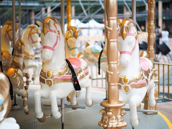 Färgglada Karusell Häst Nöjesparken — Stockfoto