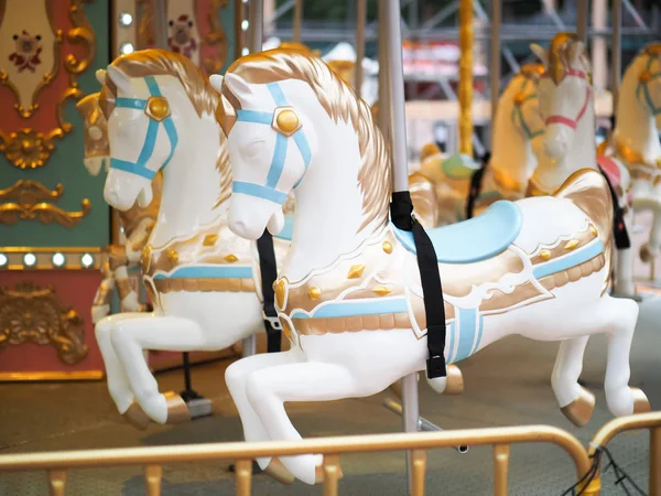 Cavallo Giostra Colorata Nel Parco Tema — Foto Stock