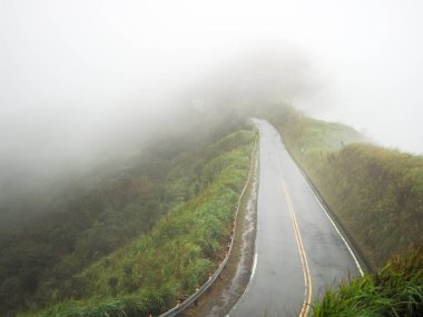 Sabah sis asfalt yol üzerinde 