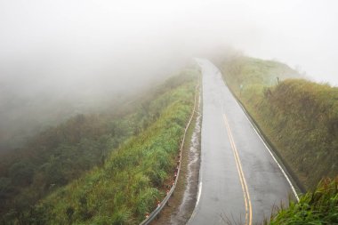 Sabah sis asfalt yol üzerinde 