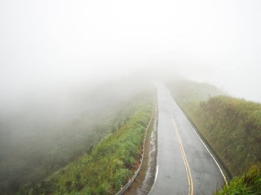 Sabah sis asfalt yol üzerinde 