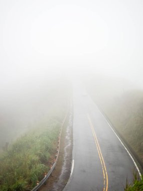 Sabah sis asfalt yol üzerinde 