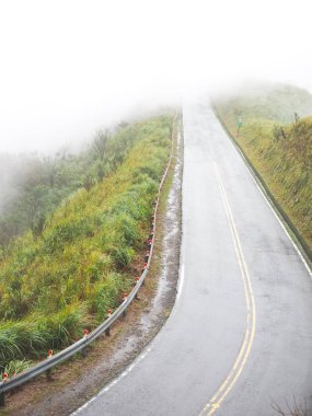 Sabah sis asfalt yol üzerinde 