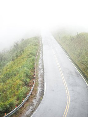 Sabah sis asfalt yol üzerinde 
