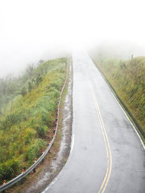 Sabah sis asfalt yol üzerinde 