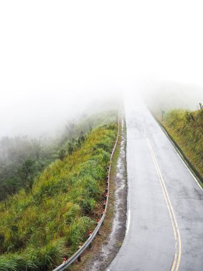 Sabah sis asfalt yol üzerinde 