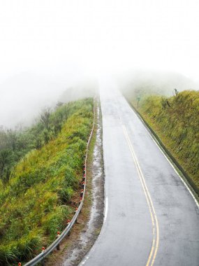 Sabah sis asfalt yol üzerinde 