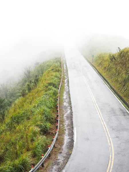 Mattina Nebbia Sulla Strada Asfaltata — Foto Stock