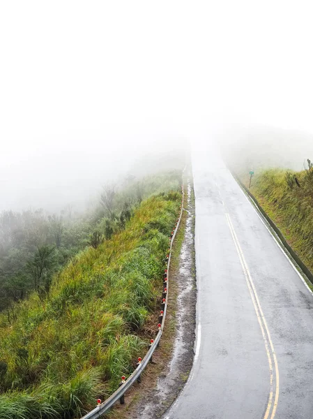 Mattina Nebbia Sulla Strada Asfaltata — Foto Stock