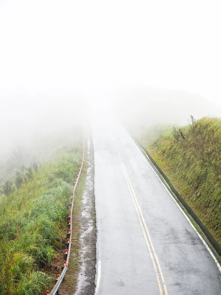 Sabah sis asfalt yol üzerinde 