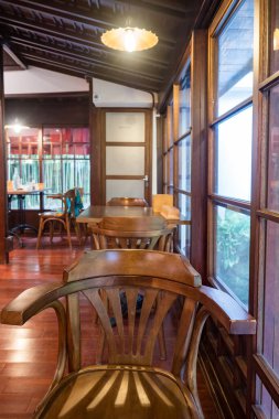 Restoranın içi. Ahşap dizayn.