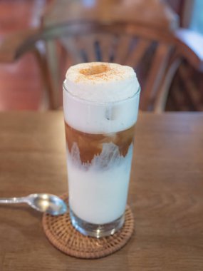 Bistro 'nun içi gece yarısı