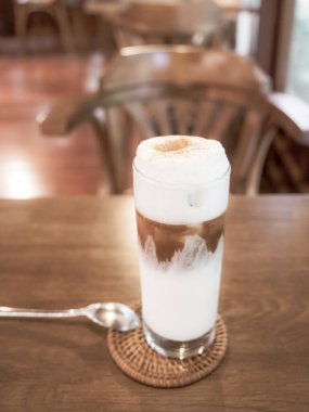 Bistro 'nun içi gece yarısı