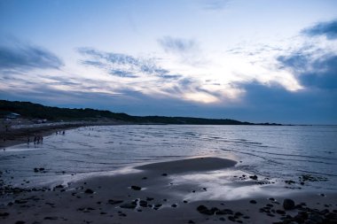 Akşam kumsalı ya da akşam deniz kenarında