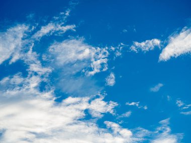 Mavi gökyüzü arkaplanına karşı beyaz bulutlar