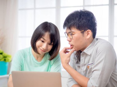 Dizüstü bilgisayarın önünde tartışan iki genç.