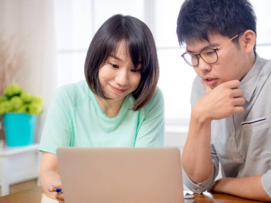 Dizüstü bilgisayarın önünde tartışan iki genç.