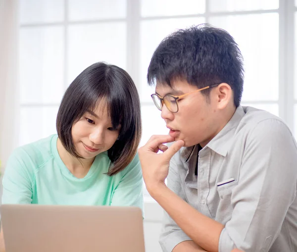 Two Young People Discussing Front Laptop — Stock Photo, Image