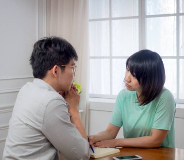 İki Genç Kafe 'de Sorunları Tartışıyor