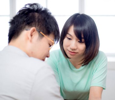 İki Genç Kafe 'de Sorunları Tartışıyor