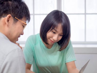 İki Genç Kafe 'de Sorunları Tartışıyor