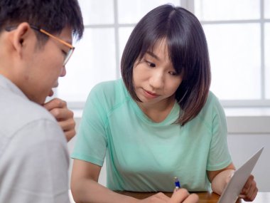 İki Genç Kafe 'de Sorunları Tartışıyor