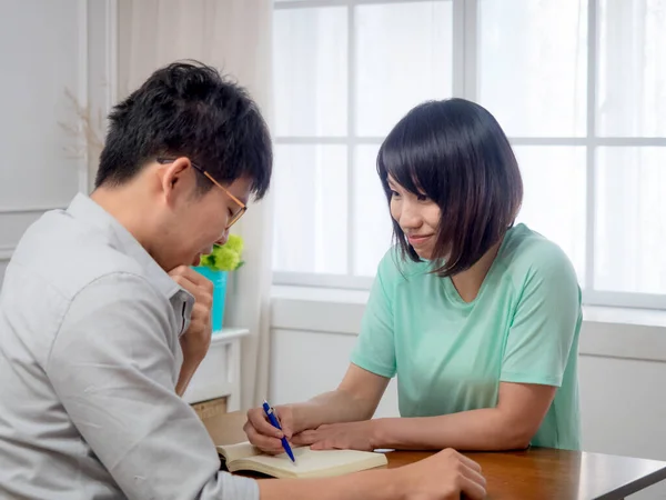 Two Young People Discussing Issues Cafe — Stock Photo, Image