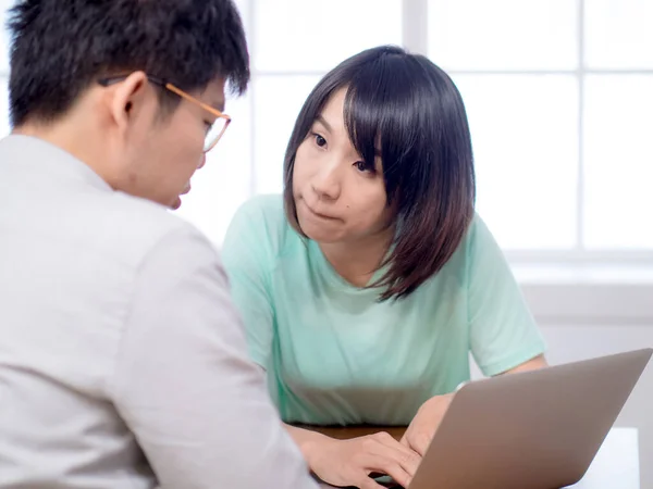 Two Young People Discussing Issues Cafe — Stock Photo, Image