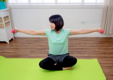 Dambıl kaldıran genç bir kız.