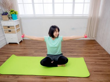 Dambıl kaldıran genç bir kız.