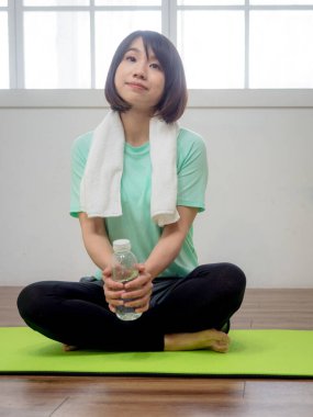 Yoga yapan, gülümseyen çekici bir Yogi kadını.