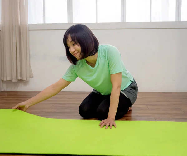 Jonge Vrouw Vouwen Groene Yoga Fitness Mat — Stockfoto