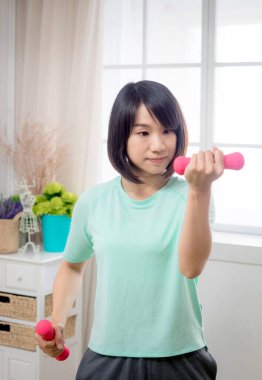 Dambıl kaldıran genç bir kız.