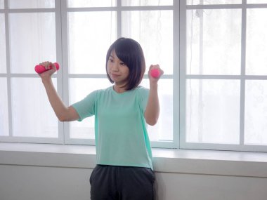 Dambıl kaldıran genç bir kız.