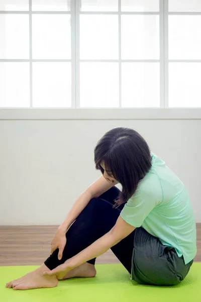 Junge Schöne Junge Frau Sportbekleidung Beim Stretching — Stockfoto