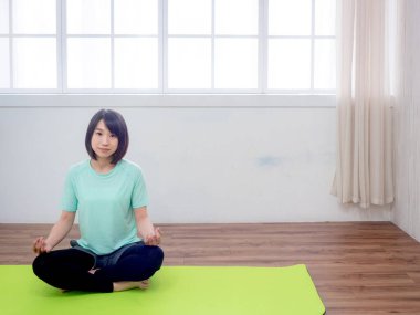 Yoga yapan, gülümseyen çekici bir Yogi kadını.