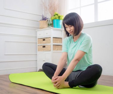Yoga yapan, gülümseyen çekici bir Yogi kadını.
