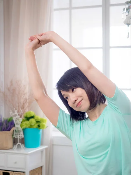 Jonge Vrouw Stretching Handen — Stockfoto