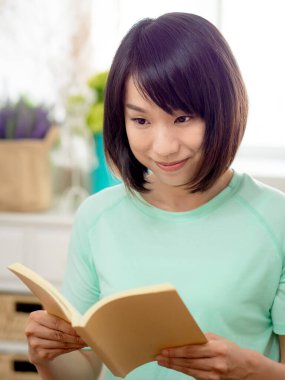 Genç güzel kız kitap okuyor.