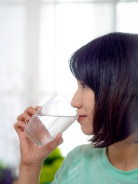 Egzersiz sonrası su içen kadın