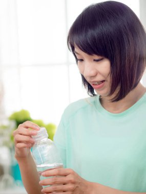 Egzersiz sonrası su içen kadın