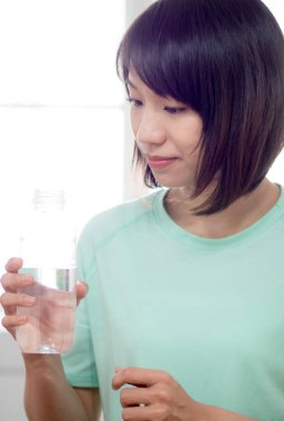 Egzersiz sonrası su içen kadın