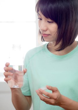 Egzersiz sonrası su içen kadın